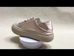 Klassische Frauen mit rundem Kopf und dicken Sohlen mit Seidenfläche