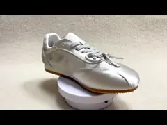 Frauen trösten Seidenschuhe mit Baumwolle machen silberne Farbe und niedrig geschnitten