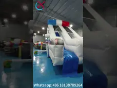 Es una caja de cartón para patrullas policiales con doble deslizador inflables para niños.