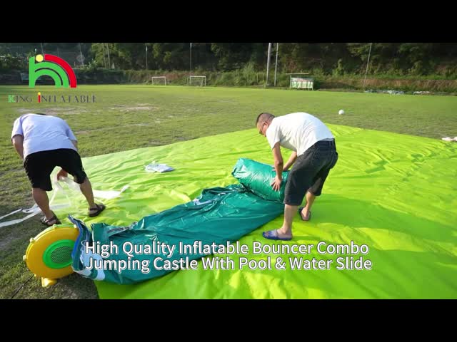 Castelo de salto com piscina e escorrega de água.