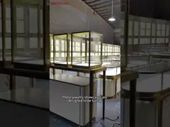 Beige en gouden sieraden vitrines creëren luxe en warme winkelomgeving