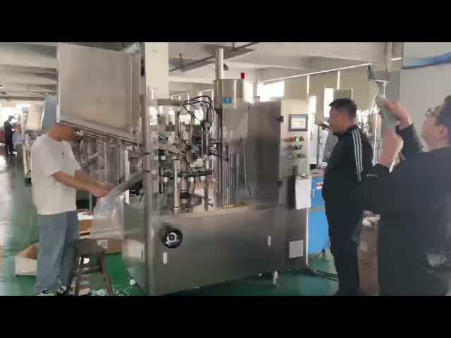 プラスチック製のチューブを自動で詰め,密封する機械