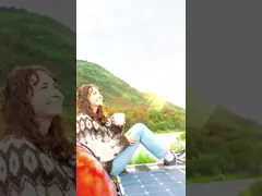 خيمة خارج الباب لوحة شمسية