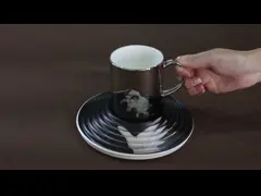 المجموعة السيراميكية من الصحنات والكؤوس والمقصورات