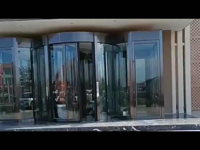 Автоматическая вращающаяся дверь с двигателем для плавного и удобного входа видео