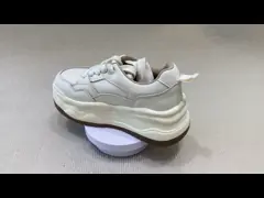 Frauenmodeschuhen mit dickem Sohl und Aufhängung