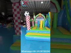 Kinderen PVC opblaasbare uitsmijter combo met glijbaan voetbal thema kasteel speeltuin