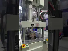 Двухцветные купальные очки Инъекционная литейная машина Вертикальная JTT-1700 2V2R video