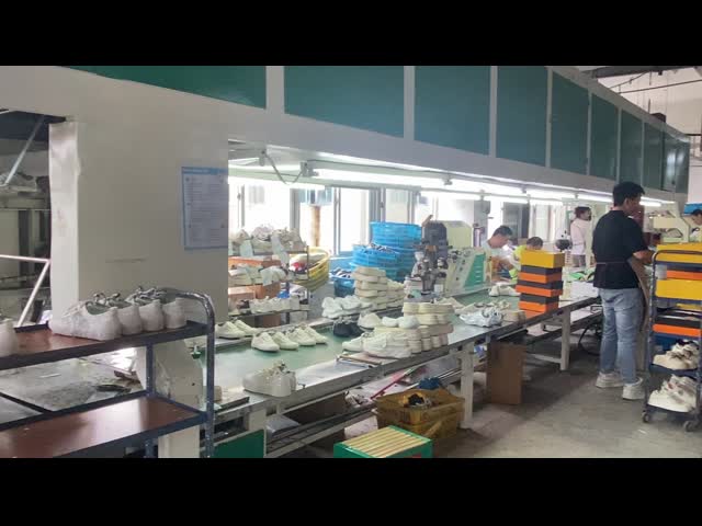 Женские спортивные ботинки с толстой подошвой и легким весом видео