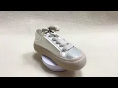 Klassische Frauen mit dicken Sohlen und Seidenunterwäsche