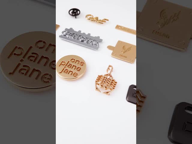 Logotipo de metal Bolsa de mão placa de identificação para bolsas etiqueta de metal personalizada roupa de costura letras de ouro