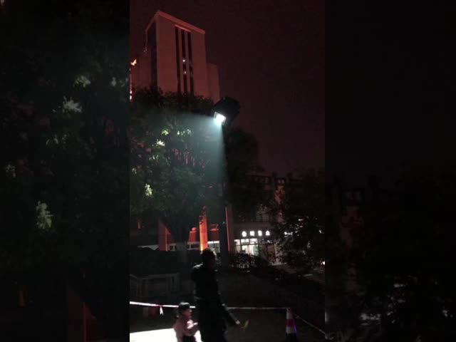 Внешний корпус проектора с контролем температуры от 5 до 40 °C и контролем влажности от 10 до 80%