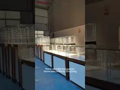 Wit houten en gouden roestvrij staal raamloze juwelenwinkel vitrine