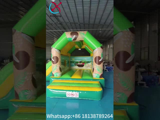 Коммерческий надувный дом с кокосовым деревом на пляже надувный дом с прыжками на горках. видео