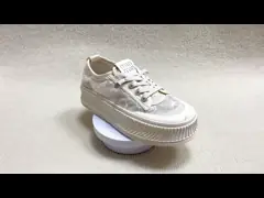 Frauenmodeschuhen mit atmungsaktiver Methoberfläche und Schnürsenkel