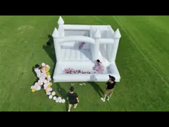 Дети прыгают на слайде Белый надувный свадебный дом с бассейном video