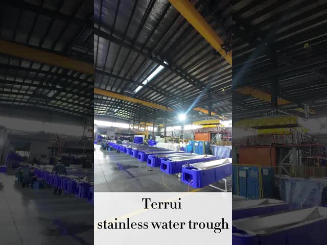 Heated Cattle Water Trough Made Of Durable LLDPE Material To Withstand Harsh Conditions