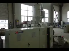 HDPE полой структуры стены спиральной трубы пластиковой экструдерной экструзионной линии video