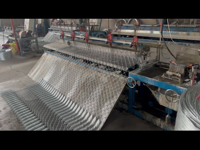 ПВХ покрытый цепной ссылкой сетки ограждения ржавчина устойчивое цинковое покрытие для охраны сада квадратная форма отверстия видео