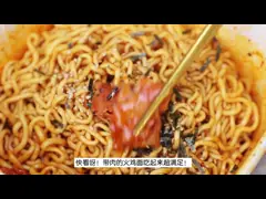 Słodki gorący pikantny smak kurczaka, smażone instant noodle z prawdziwym kurczakiem 154 g.