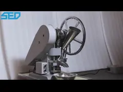 Utilisation en laboratoire de l'équipement de presse à comprimé à percussion unique pour la production de petits lots video