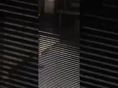 Горизонтальные шторки между стеклянной дверью вводят термальную ядровую изоляцию video