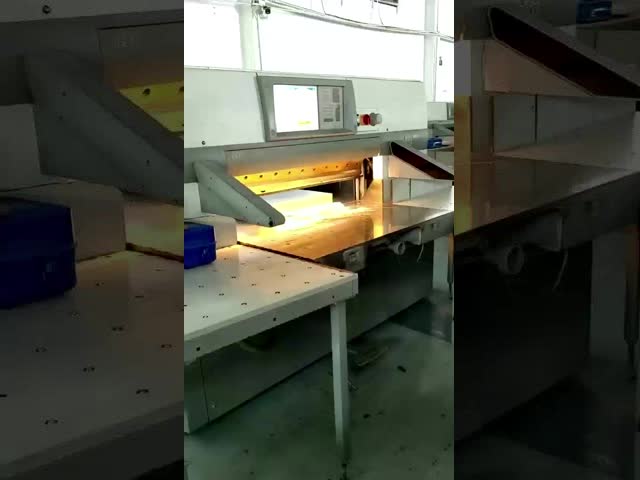 Сертифицированный CE гидравлический червяк, управляющий компьютеризированной гильотиной бумажной резкой видео