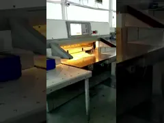 Сертифицированный CE гидравлический червяк, управляющий компьютеризированной гильотиной бумажной резкой video