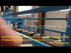 Голубой штабелеукладчик вспомогательного оборудования, который побежали вне для двойного рифленого листа слоя формируя машину video