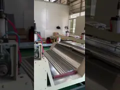 Ligne de production continue efficace de panneaux de nid d‘abeille
