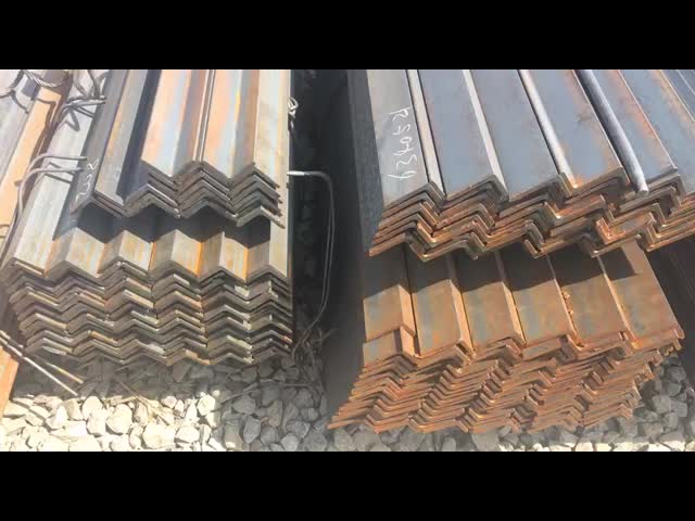 ASTM36角度の構造スチールの等しくない角度棒5mm - 36.5mmカスタマイズされた厚さ