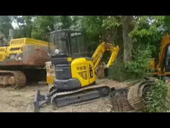 Excavatrice Komatsu 35, une mini-excavatrice utilisée dans la construction de pipelines urbains, l'aménagement paysager