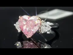 Lab de découpe de cœur sur mesure Créé d'une bague en diamant Joaillerie rose 4.03ct Three Stone Style