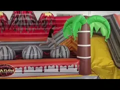 Gefahrene Vulkan Herausforderung Aufblasspiele im Freien mit Palmen