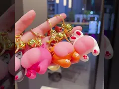 Une porte-clés douce et une porte-clés de voiture mignonne