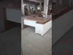 Столы административного офиса л формы устанавливают белую одиночную с деревянной перегородкой video