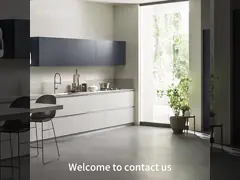 Кухонный шкаф без рук современный с мраморной столешницей и островной столовой video