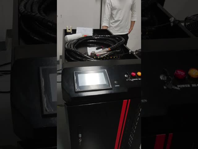 2000W ハンドヘルド シングルモーターレーザークリーニングマシン 薄型炭素鋼のクリーニング