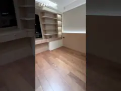 L en forma de moderno gabinete de cocina blanco y negro