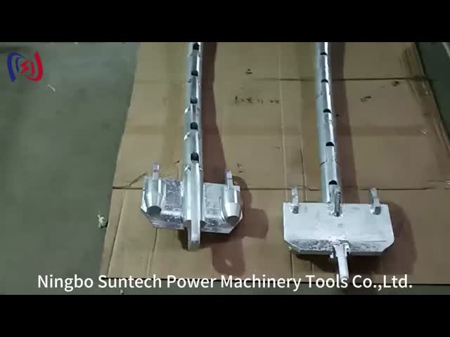 欄外見出しはブロックをひもでつなぐ滑車のための送電線コンダクターに乗る