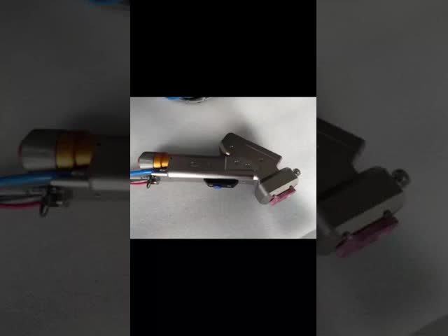1500Wハンドヘルドシングルモーターレーザークリーニングマシン 0-300mm 調整可能なクリーニングビームサイズ