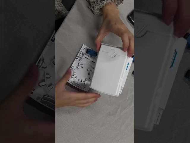 A caixa do acesso terminal da fibra para a tomada de parede de FTTH, adaptadores do SC do porto da montagem 2 da parede arde - o retardador
