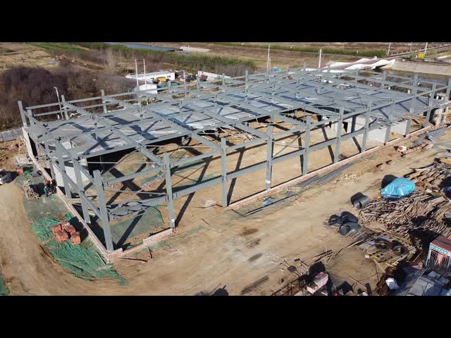 断熱コンクリートパネルを備えた鋼鉄構造の建築物