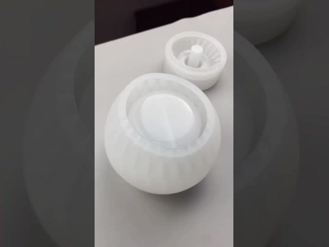 高光沢 の 透明 な エポキシ 樹脂 は,タブレット に 耐久 的 な 保護 層 を 確保 する