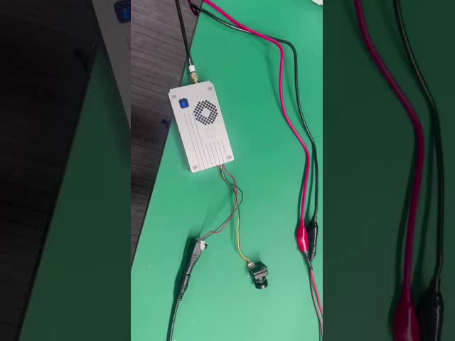 1G 5W UAVビデオトランスミッター FPV VTX VRX 8チャネルを持つドローンのための1Ghz アナログトランスミッター