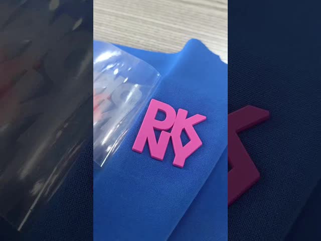 3Dロゴの印刷できる熱伝達の衣類のラベルのゴム製札のラベルは技術を浮彫りにしました