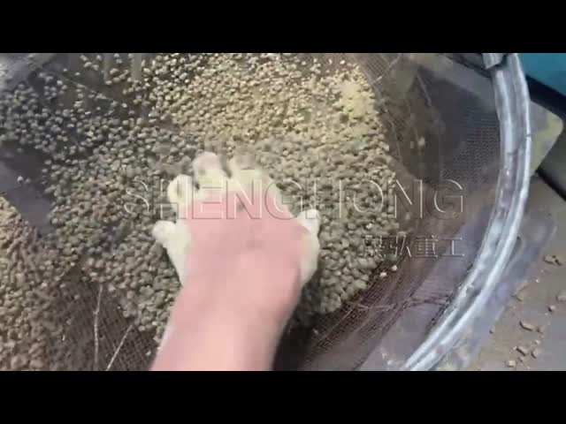 Na linha de produção de granulação, as partículas são moldadas após a granulação para torná-las completas e redondas.