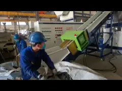 Extrusor de tornillo único de HDPE PP de hojuelas, máquina de trituración de plástico de agotamiento video