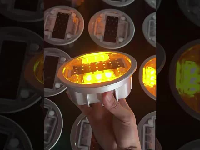 組み込み太陽光発電の道路ストッド IP68 防水 太陽光猫の目マーカーライト