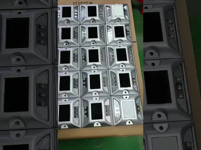 IP68 太陽光発電のLEDロードストッド 白アルミニウム ライト 猫の目